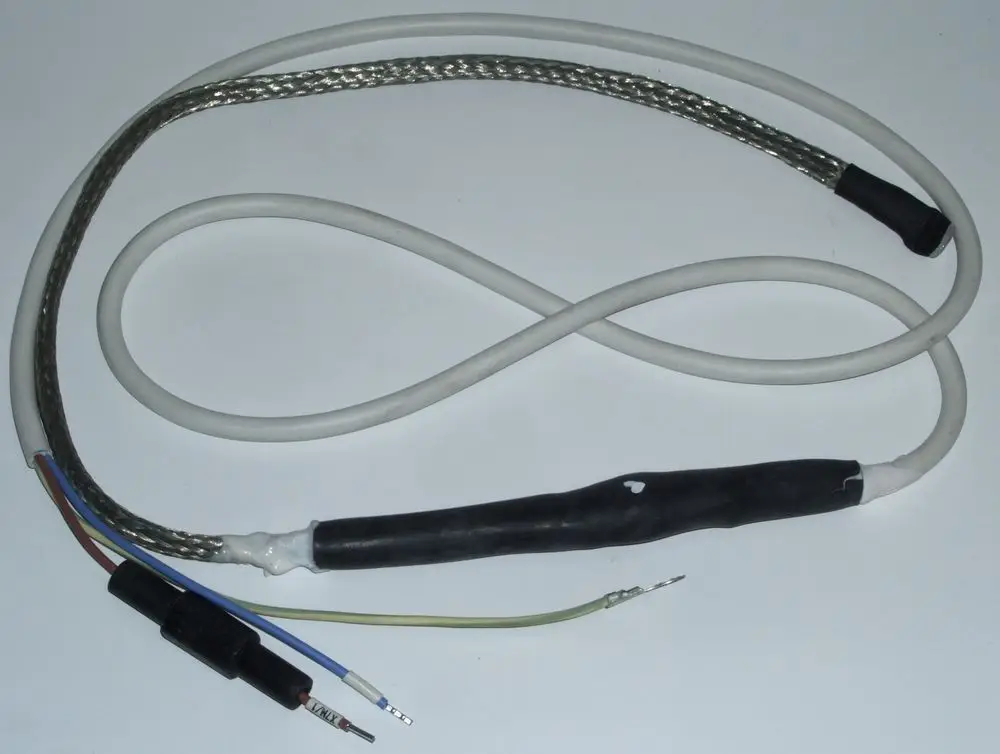Flexibles Heizkabel von Daikin mit einem gewebten Schirm und drei farbigen Drähten an einem Ende, das für die Nutzung in Heizsystemen konzipiert ist.